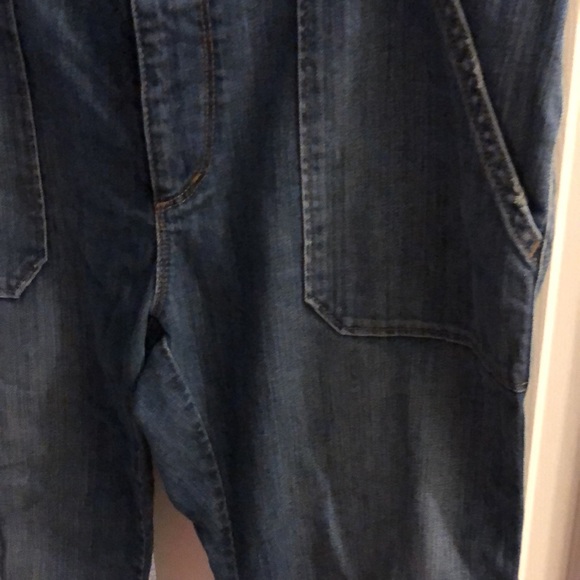 Medium to light wash skinny Jean crop pants - Picture 2 of 2